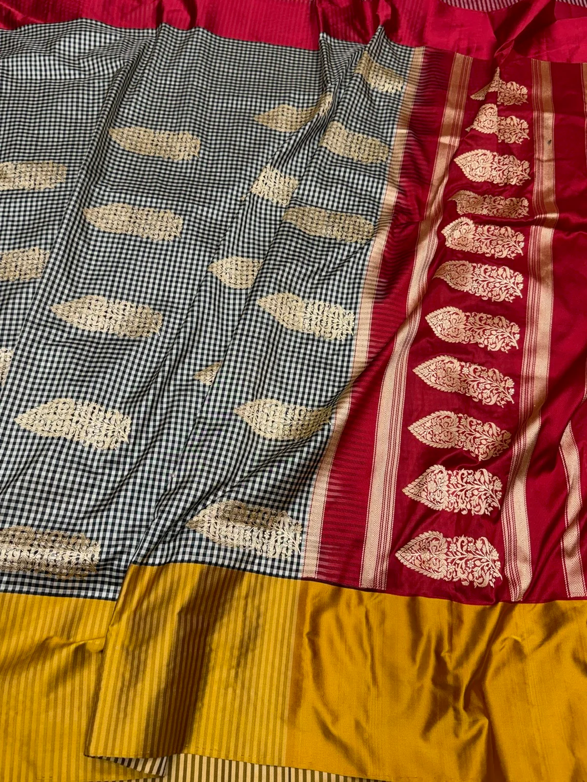 Black Handwoven Pure Banarasi Silk Saree - Image 3
