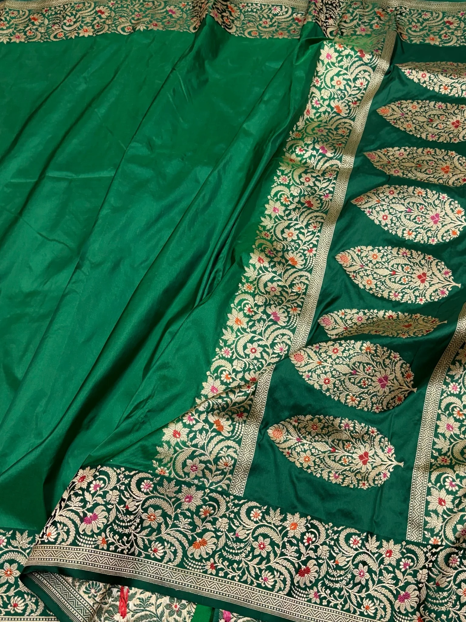 Emerald Green Handwoven Pure Banarasi Katan Silk Saree | Kadwa Weave | Intricate Border Design | Pure Silk Handloom Saree - Image 3