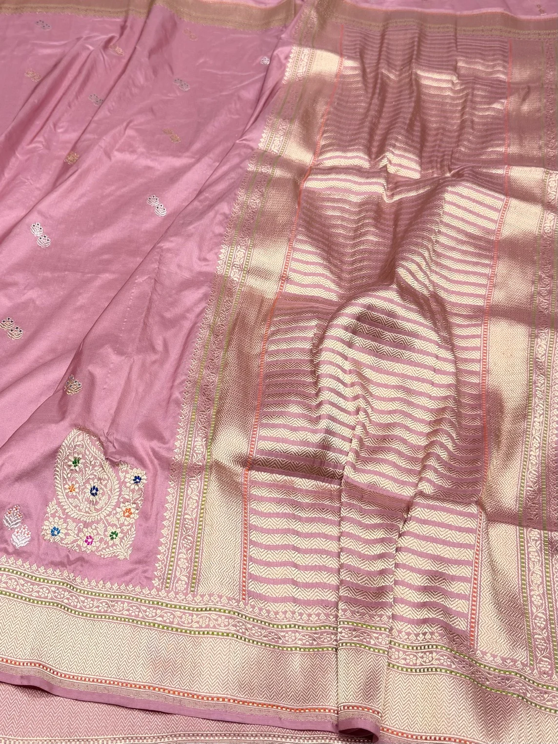 Gajiri Pink Handwoven Pure Banarasi Silk Saree in Kadwa Weave - Image 3