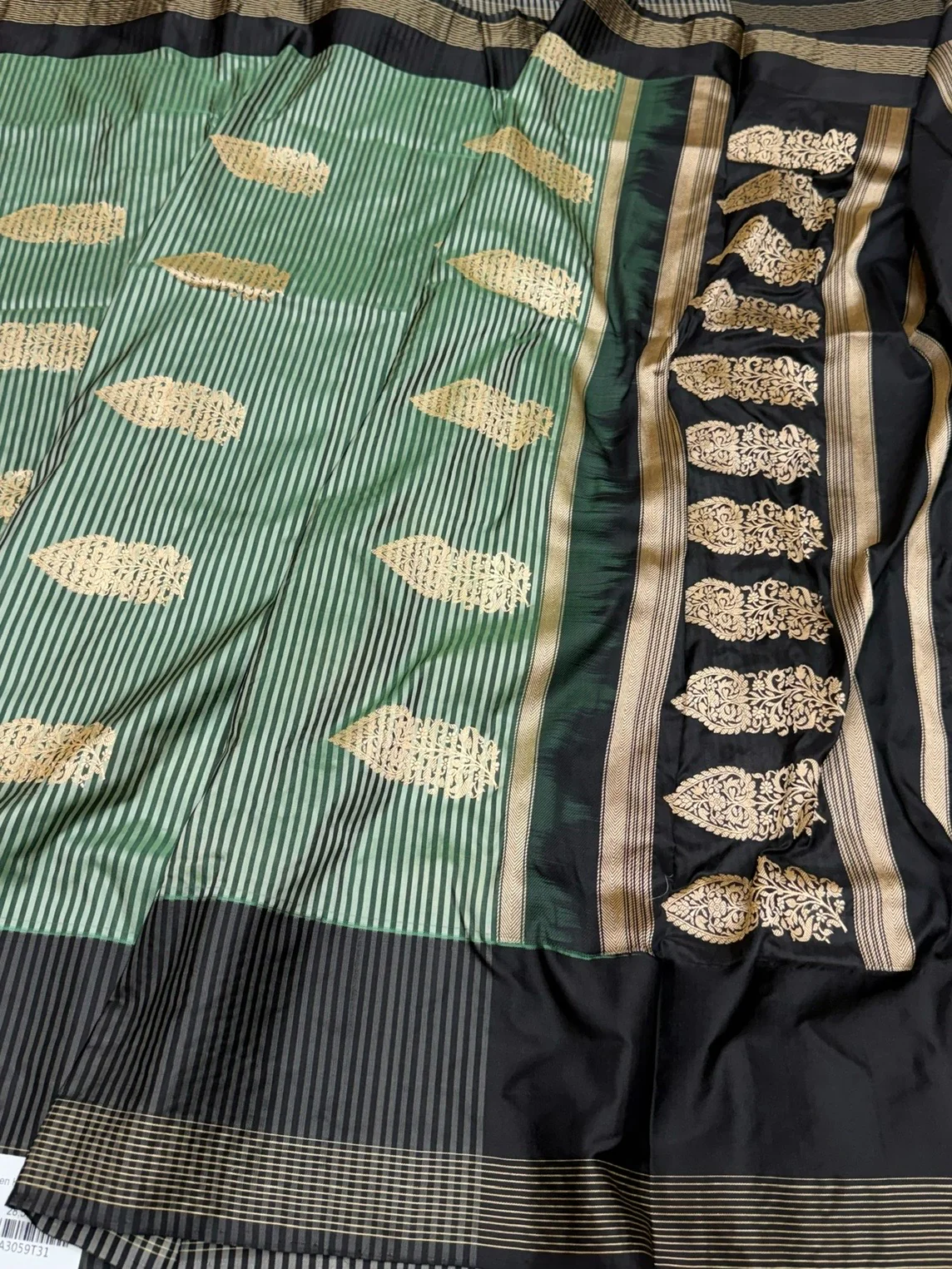Green Handwoven Pure Banarasi Silk Saree - Image 3