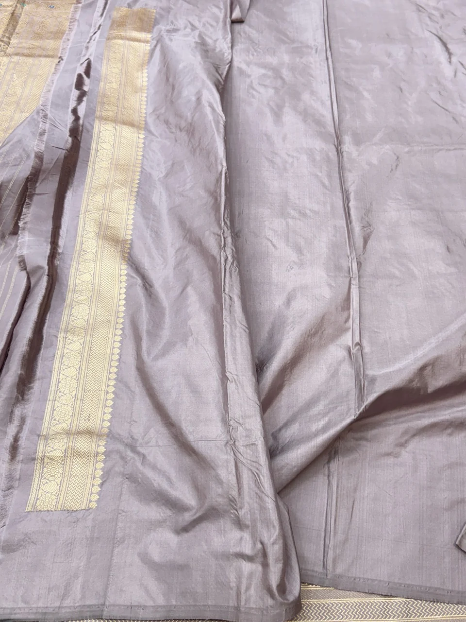 Mauve Handwoven Pure Banarasi Silk Saree - Image 3