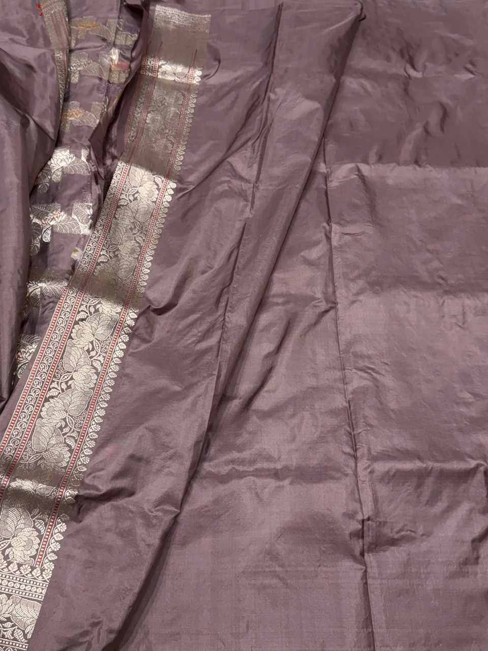 Mauve Handwoven Banarasi Silk Saree - Image 2