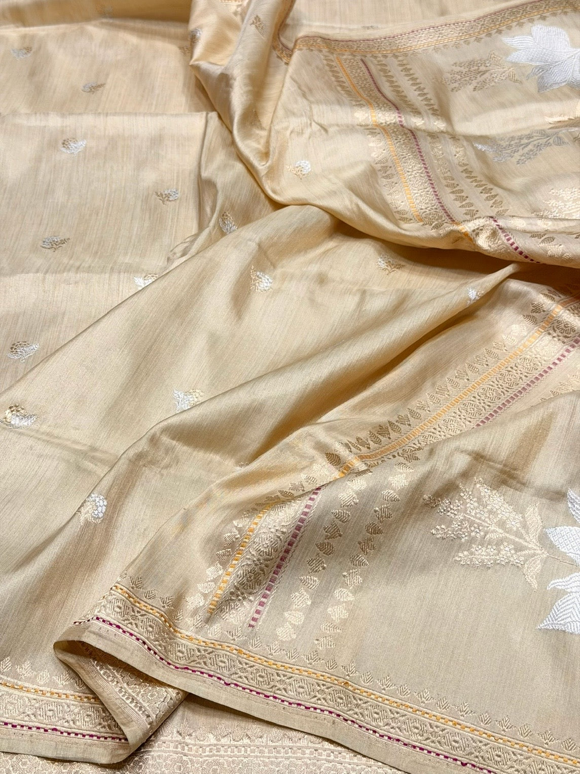 Cream Handwoven Pure Banarasi Ektara Tissue Saree – Kadwa Tissu Weave, Pure Katan-Tissue Silk