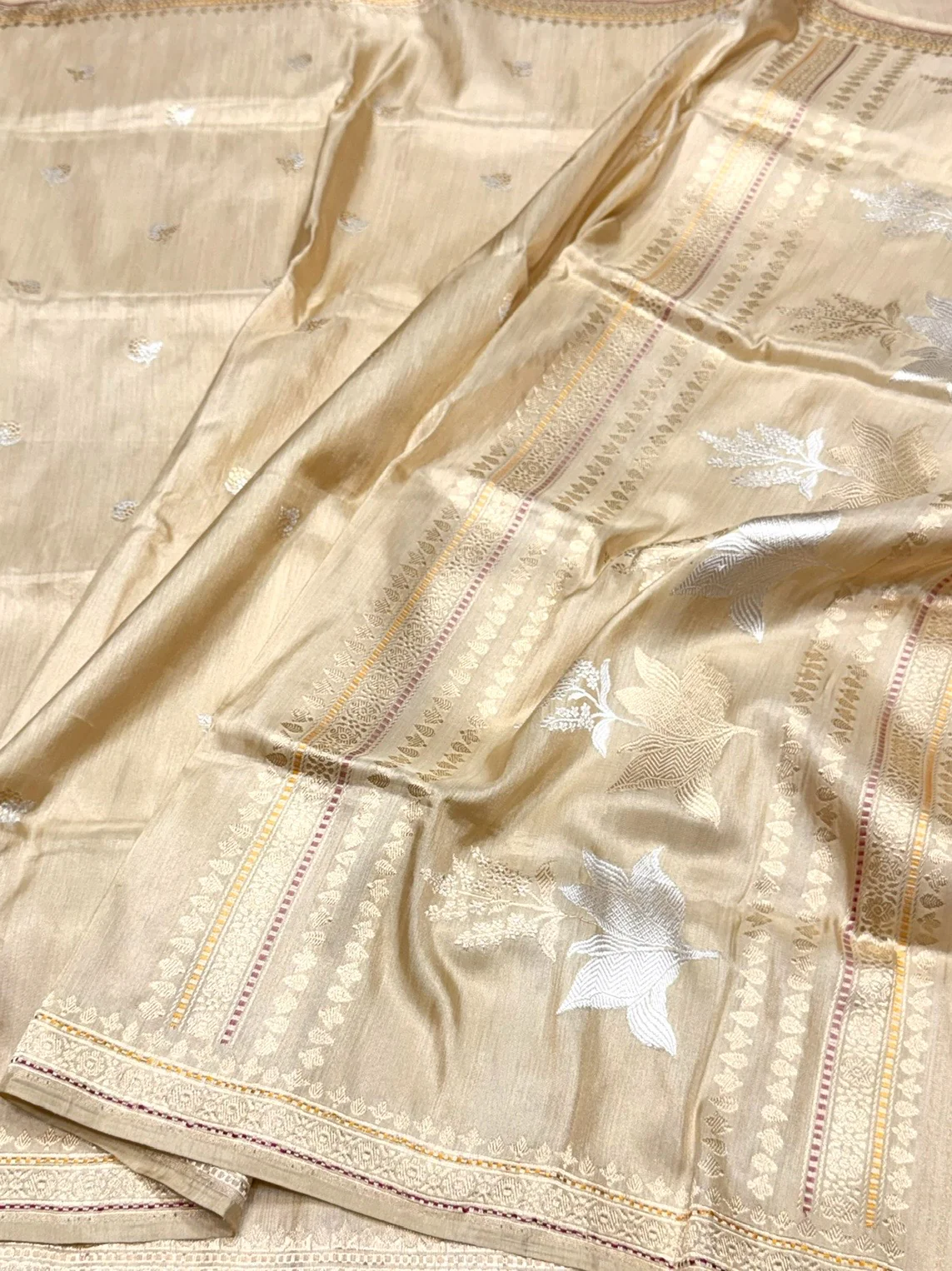 Cream Handwoven Pure Banarasi Ektara Tissue Saree – Kadwa Tissu Weave, Pure Katan-Tissue Silk - Image 3