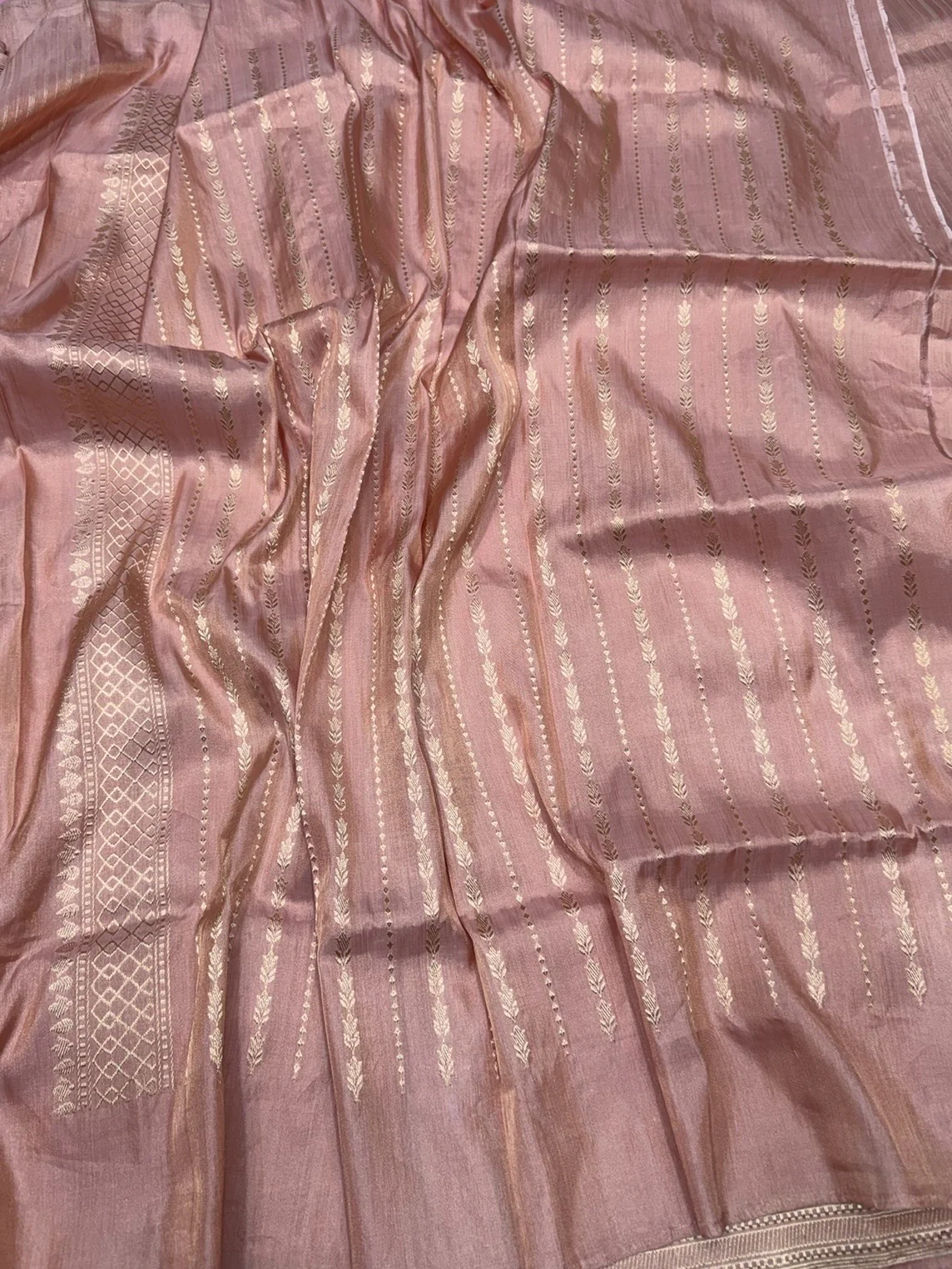 Peach Handwoven Pure Banarasi Ektara Tissue Saree – Kadwa Tissu Weave, Pure Katan-Tissue Silk - Image 2