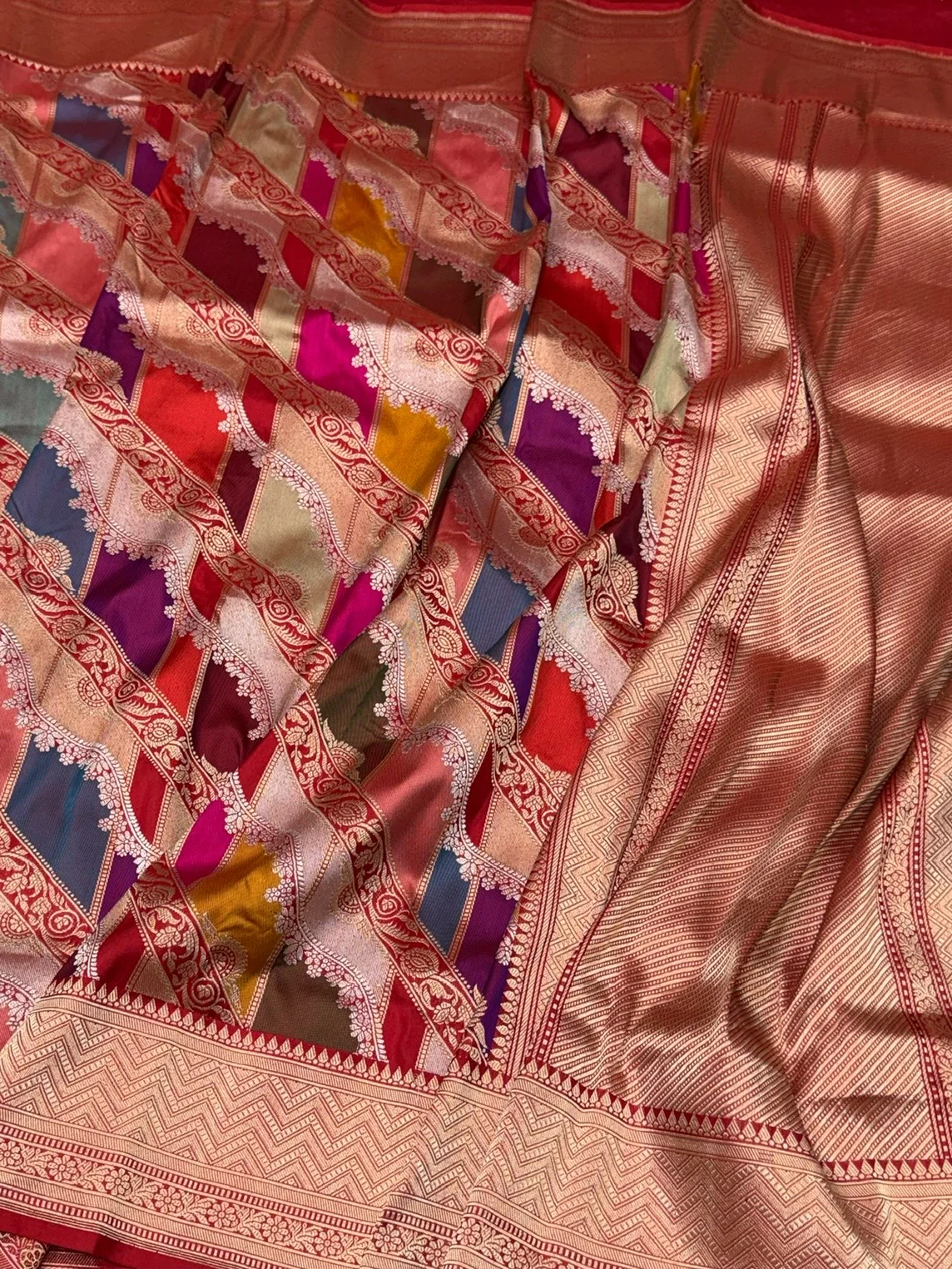 Red Handwoven Pure Banarasi Rangkaat Silk Saree - Image 2