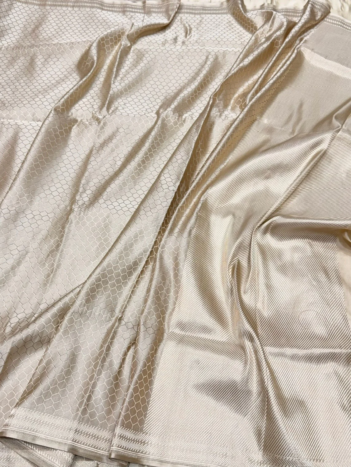 Ivory Handwoven Pure Banarasi Satin Tanchoi Silk Saree – Luxury Handwoven Wedding & Festive Saree - Image 3
