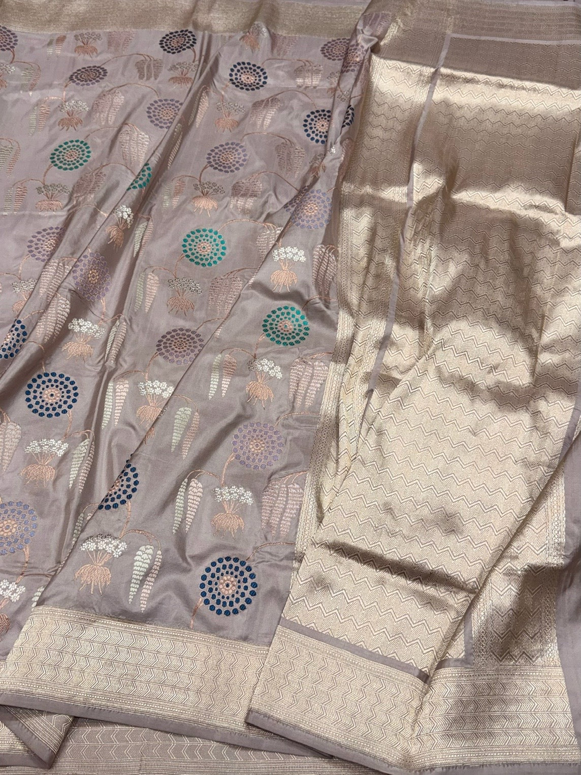 Lilac Handwoven Pure Banarasi Silk Saree - Image 2