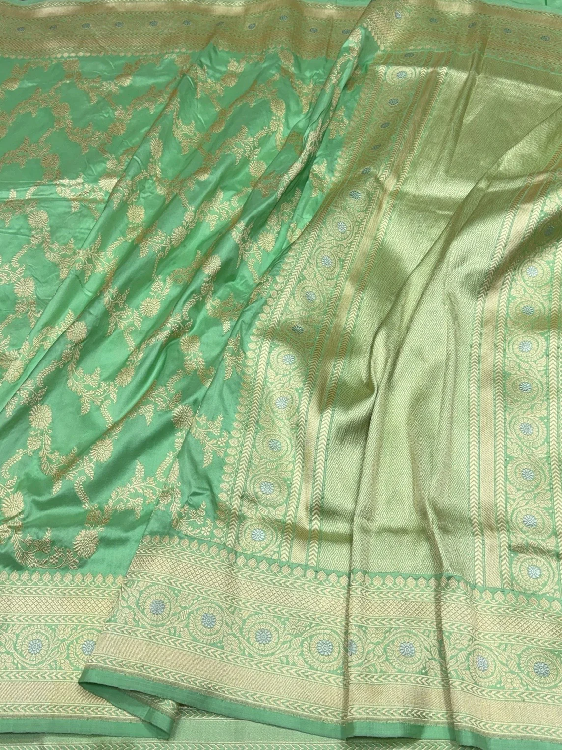 Parrot Green Handwoven Pure Banarasi Silk Saree – Kadwa Weave in 100% Katan Mulberry Silk - Image 3