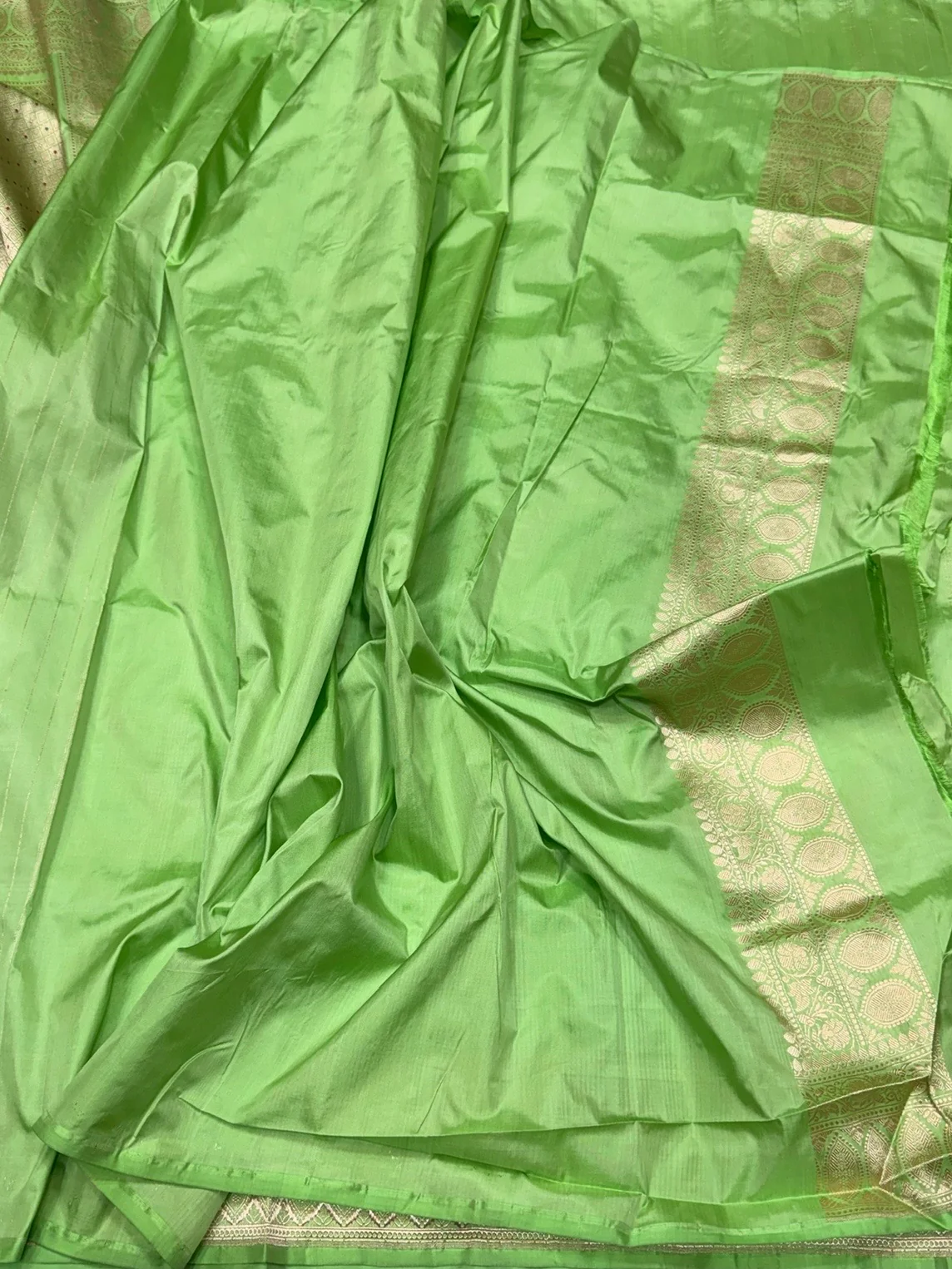 Fresh Parrot Green Handwoven Pure Banarasi Silk Saree | Pure Katan Silk | Kadwa Weave | HMR Handlooms - Image 2