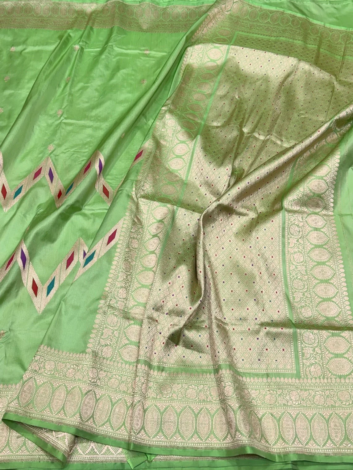 Fresh Parrot Green Handwoven Pure Banarasi Silk Saree | Pure Katan Silk | Kadwa Weave | HMR Handlooms - Image 3