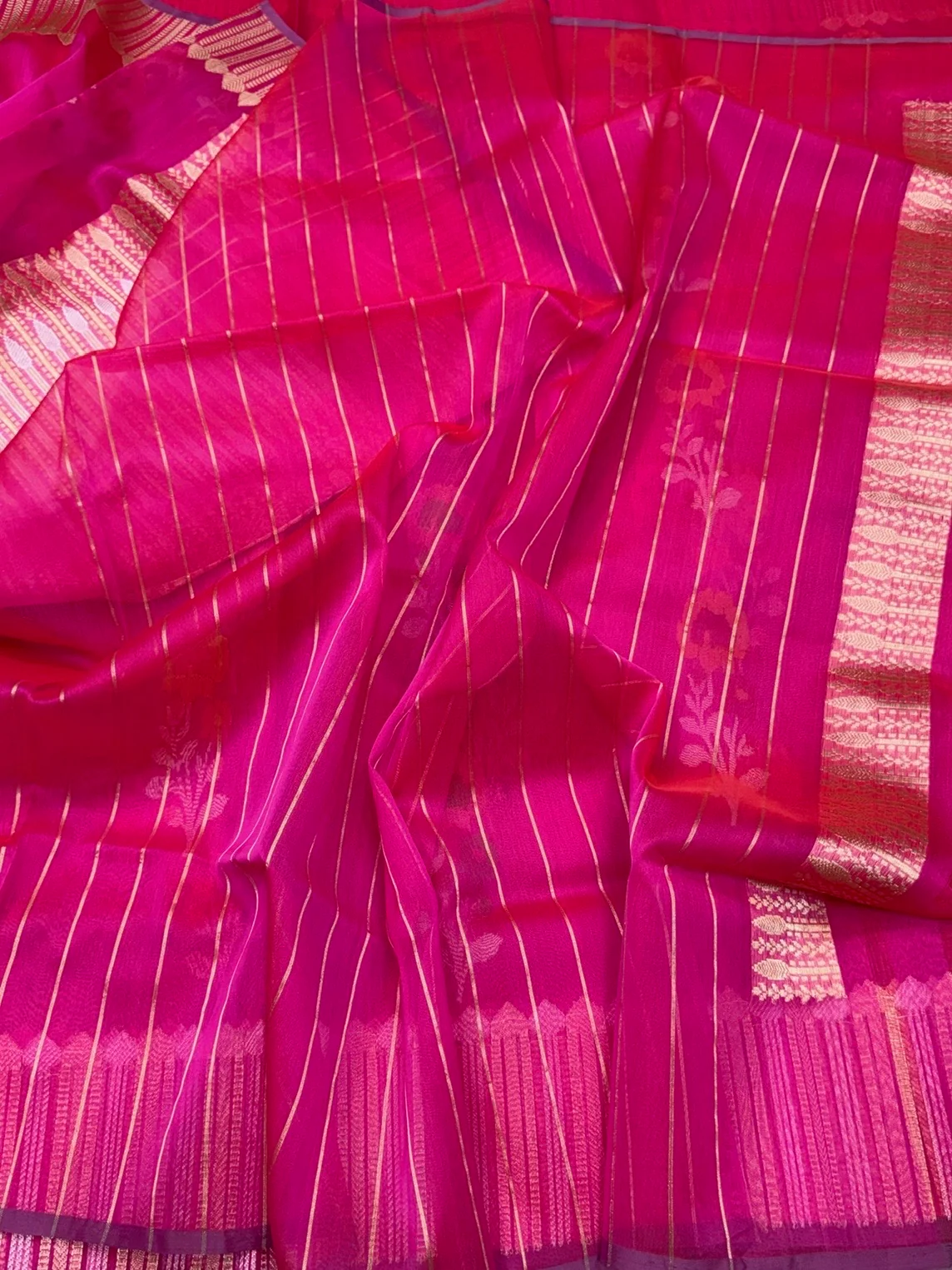 Rani Pink Handwoven Pure Organza Jamdani Saree - Image 2