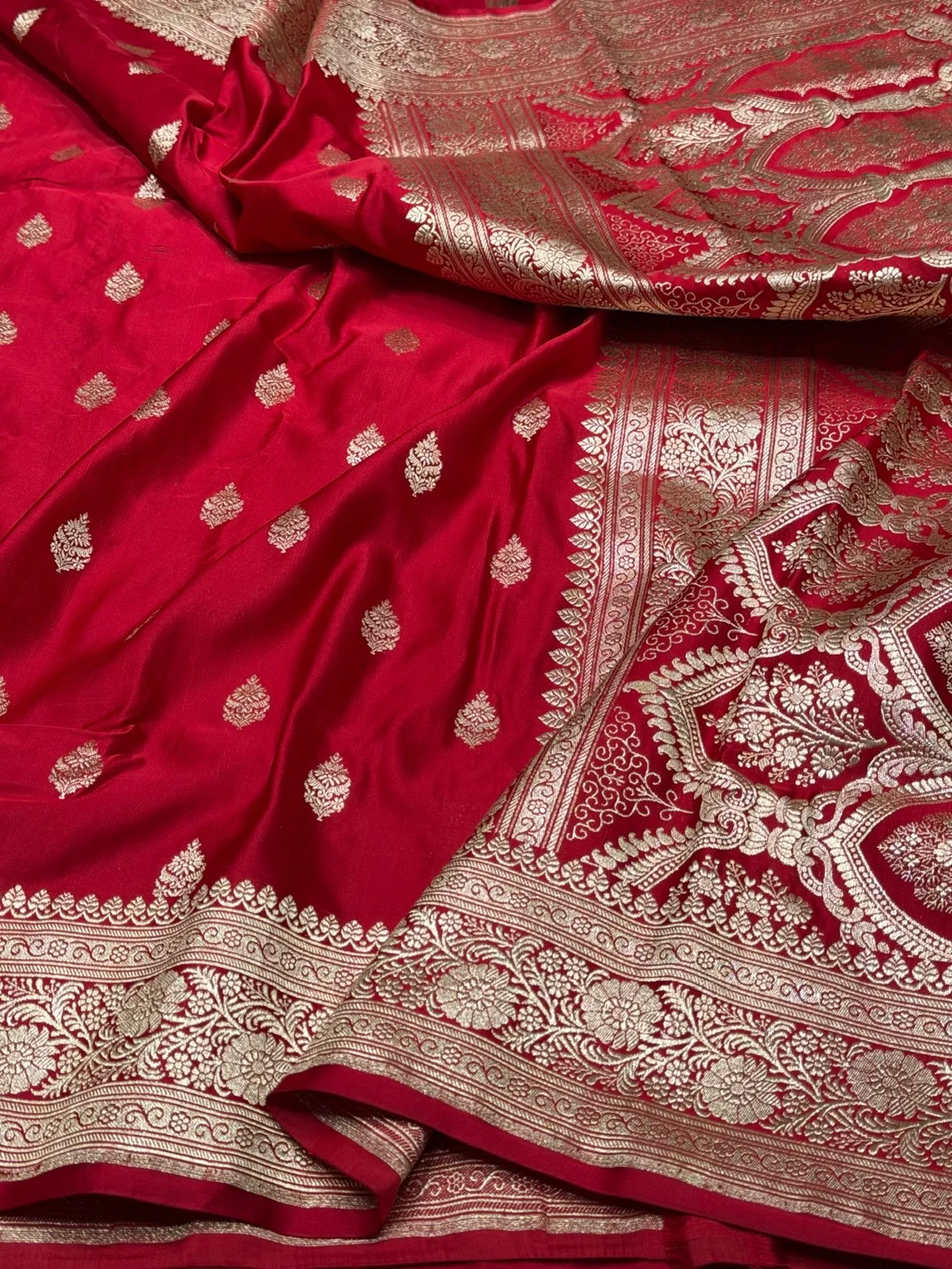 Red Handwoven Maharani Pallu Banarasi Satin Silk Saree