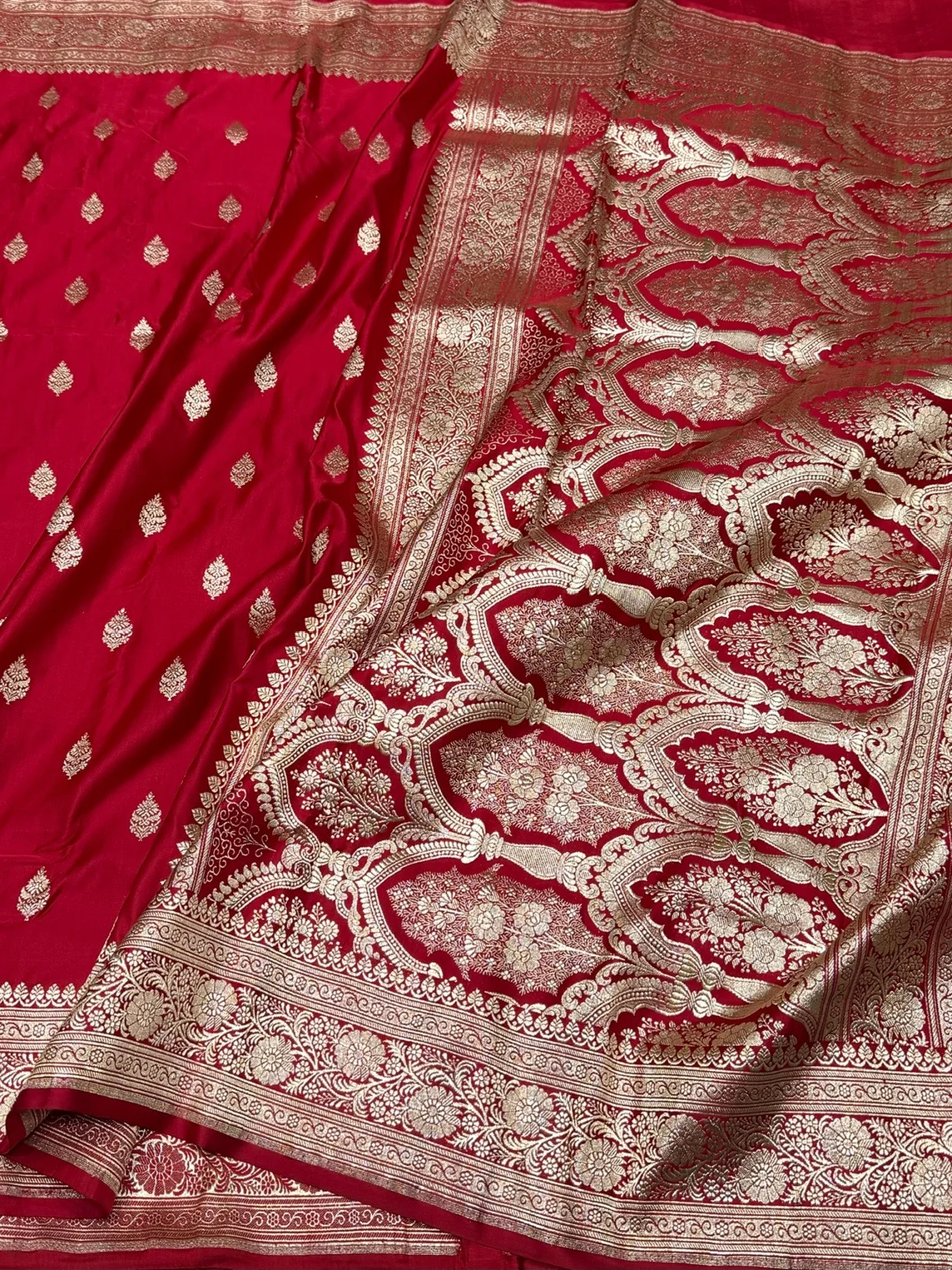 Red Handwoven Maharani Pallu Banarasi Satin Silk Saree - Image 3