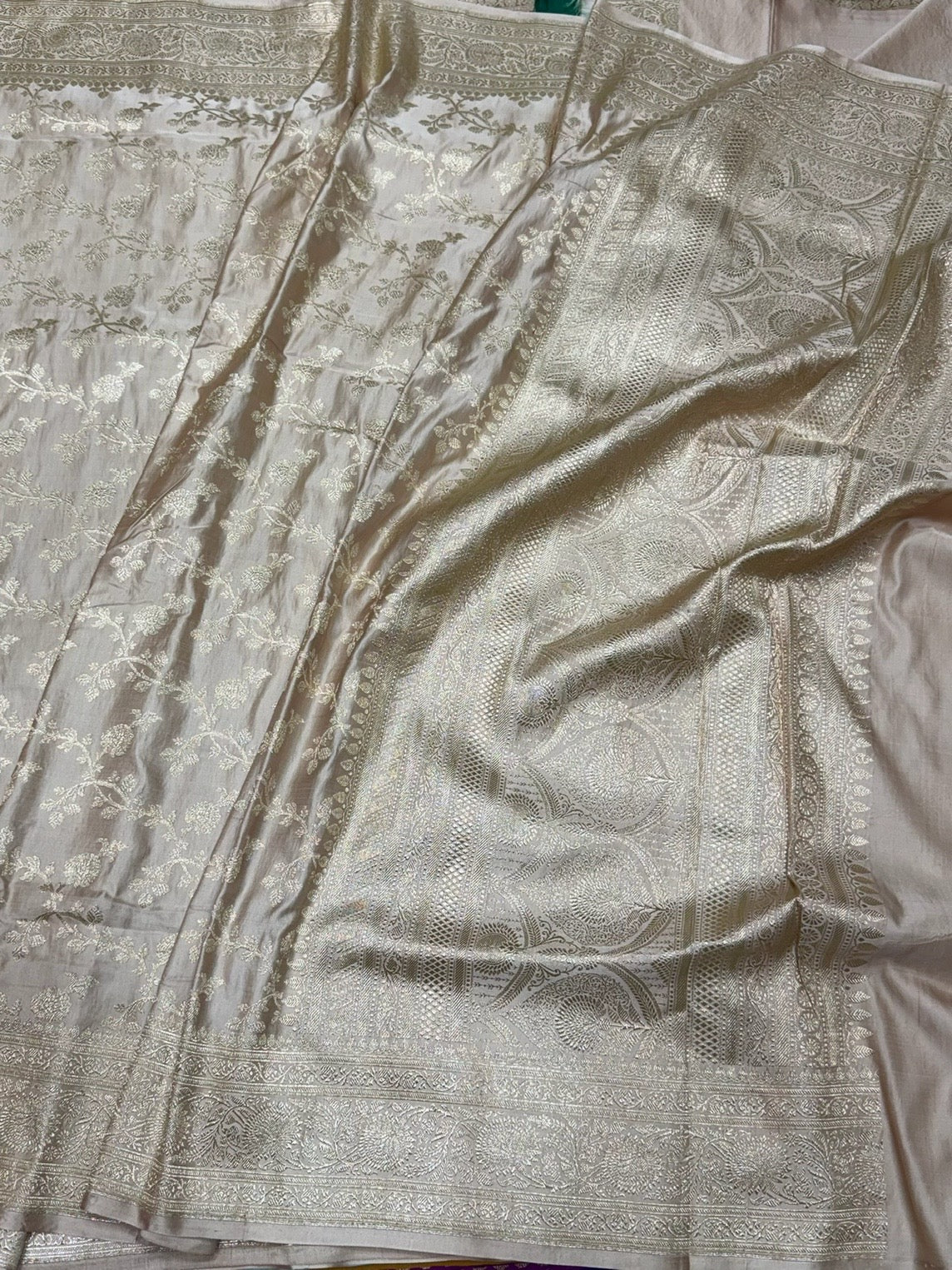 Cream Handwoven Vintage Pure Banarasi Satin Silk Saree - Image 3