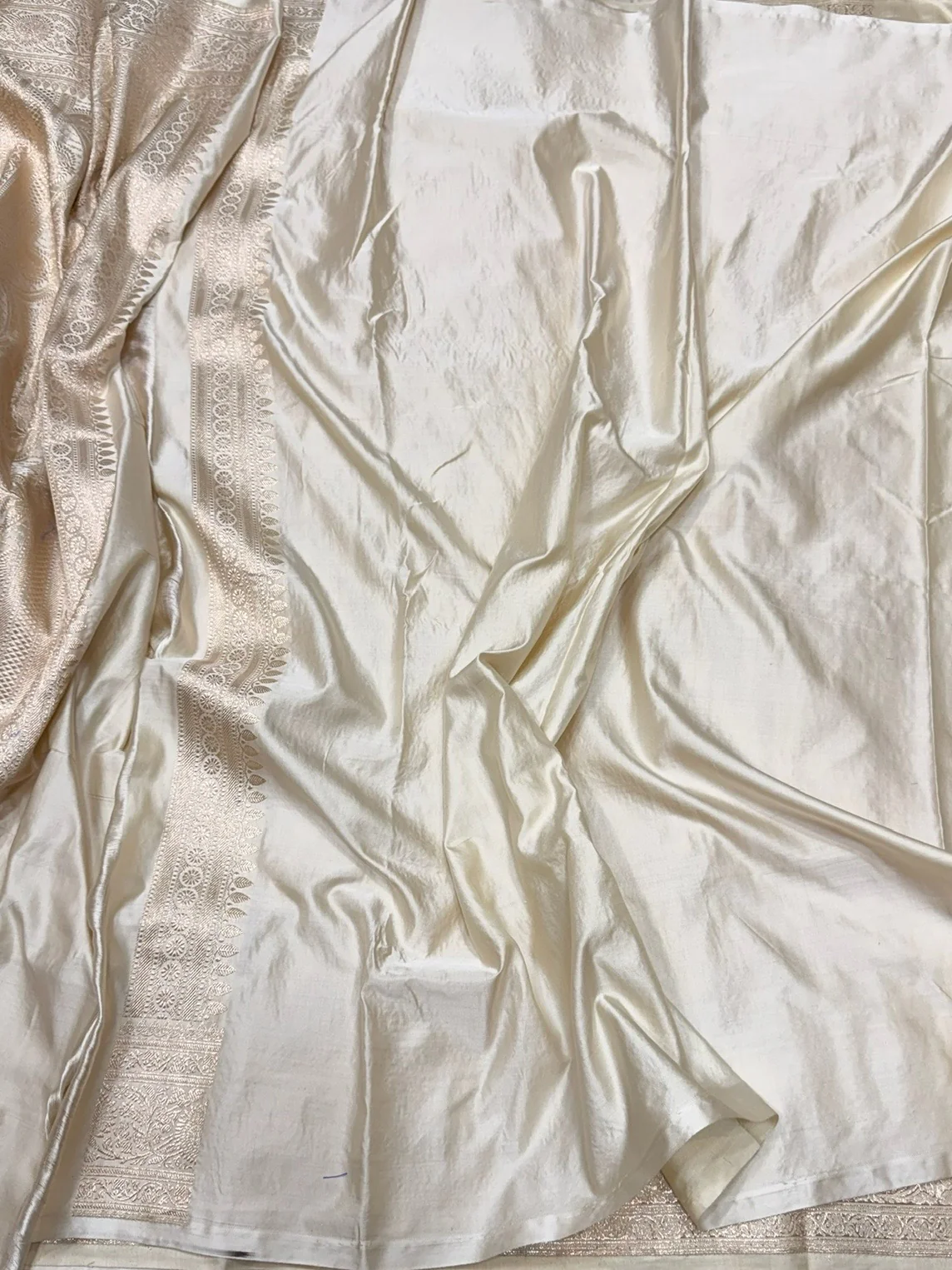 Cream Handwoven Vintage Pure Banarasi Satin Silk Saree - Image 2