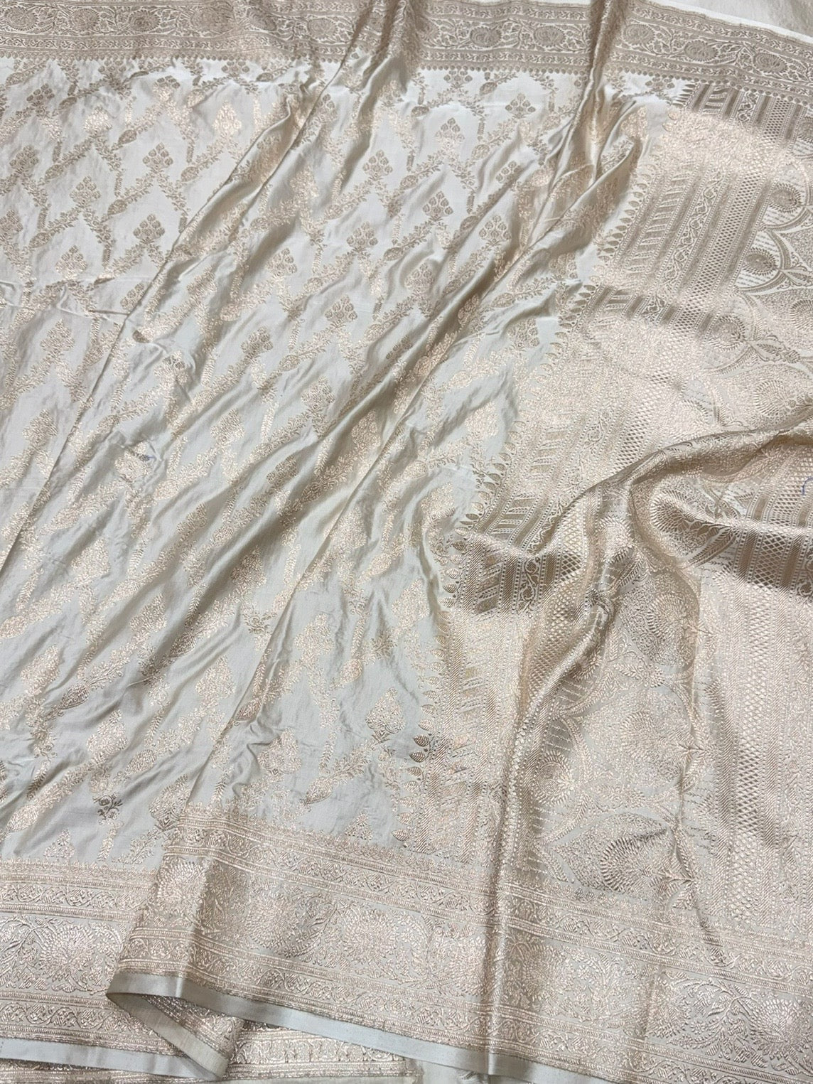 Cream Handwoven Vintage Pure Banarasi Satin Silk Saree - Image 3