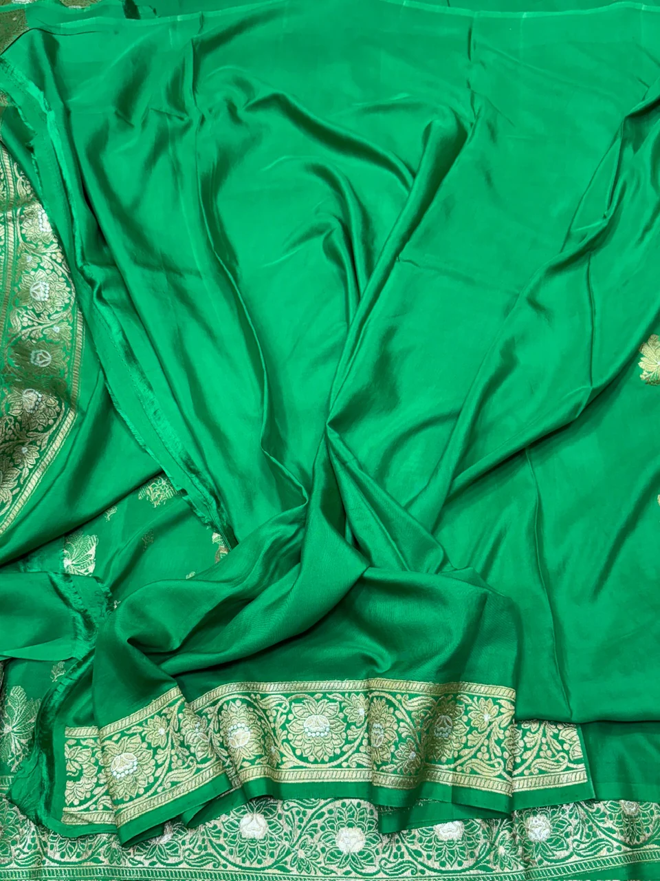Parrot Green Handwoven Pure Georgette Saree - Image 2