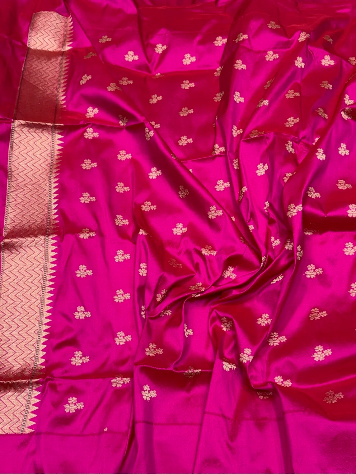 Rani Pink Handwoven Pure Banarasi Rangkaat Silk Saree - Image 2